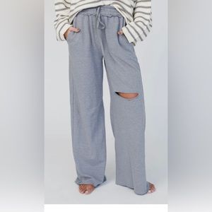 Theee bird nest hole in knee sweatpants with wide waist and.